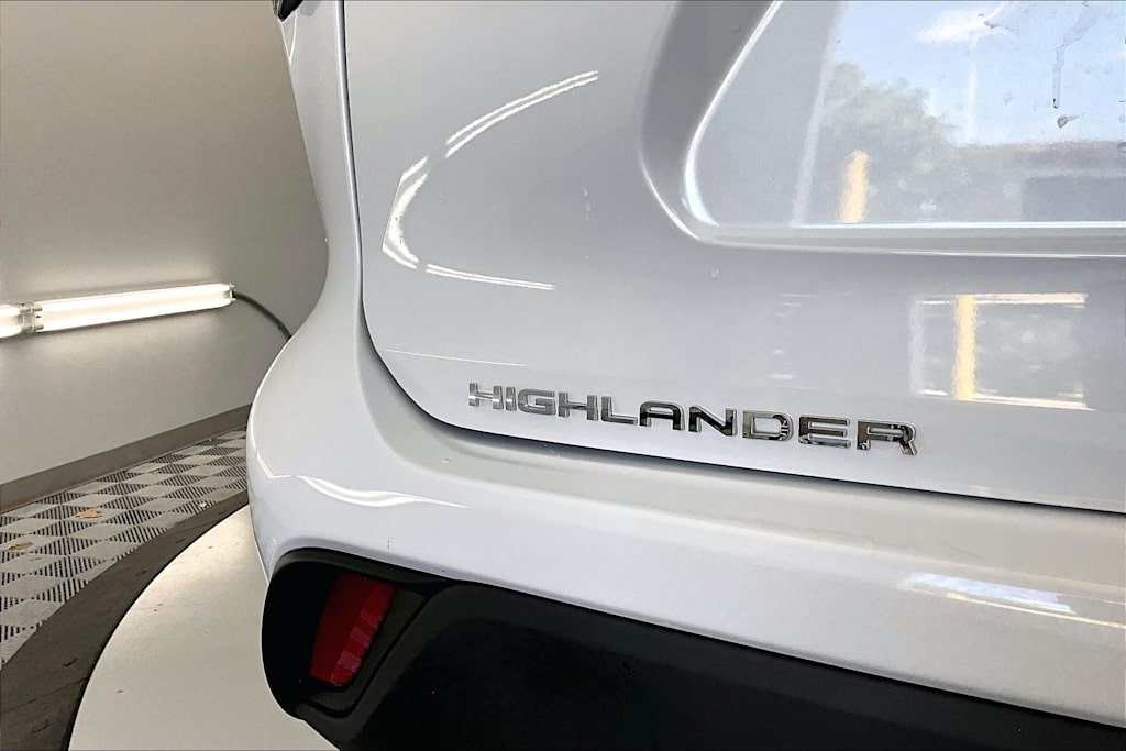 Thumbnail: 2023 Toyota Highlander - 7