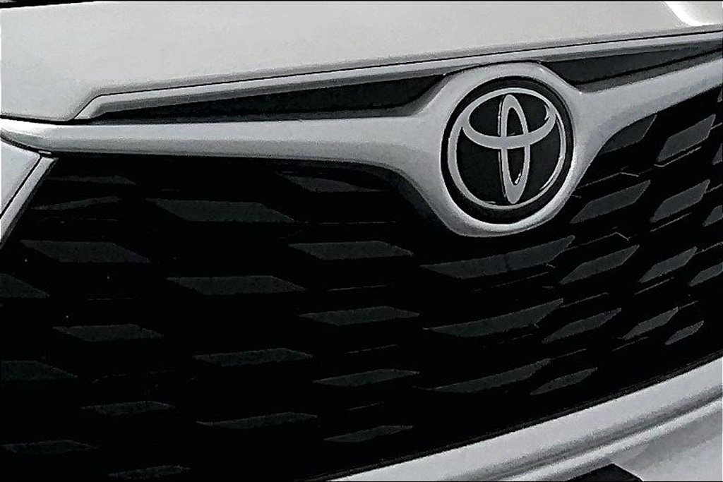 Thumbnail: 2023 Toyota Highlander - 27