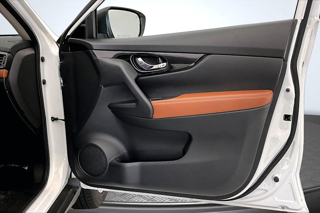 Thumbnail: 2018 Nissan Rogue - 25
