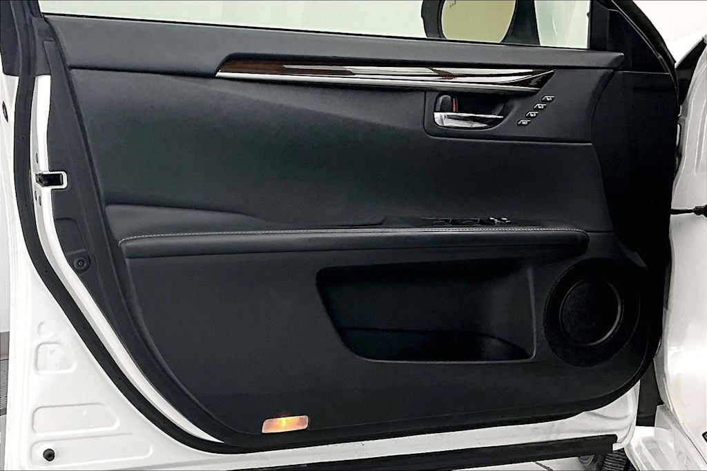 Thumbnail: 2015 Lexus ES - 24