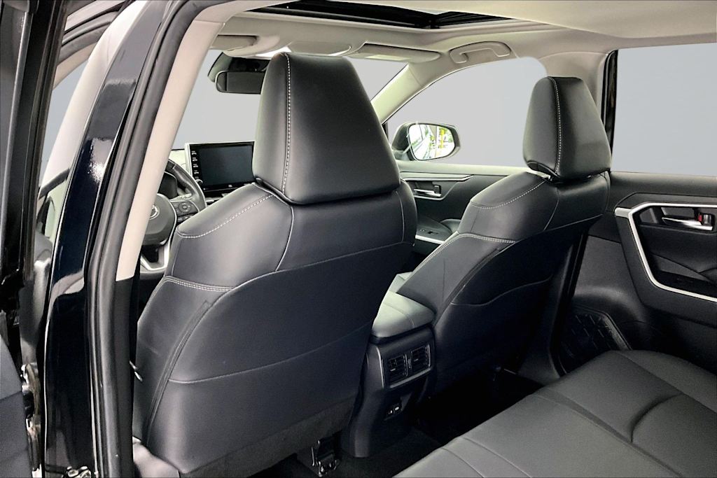 Thumbnail: 2022 Toyota RAV4 - 21
