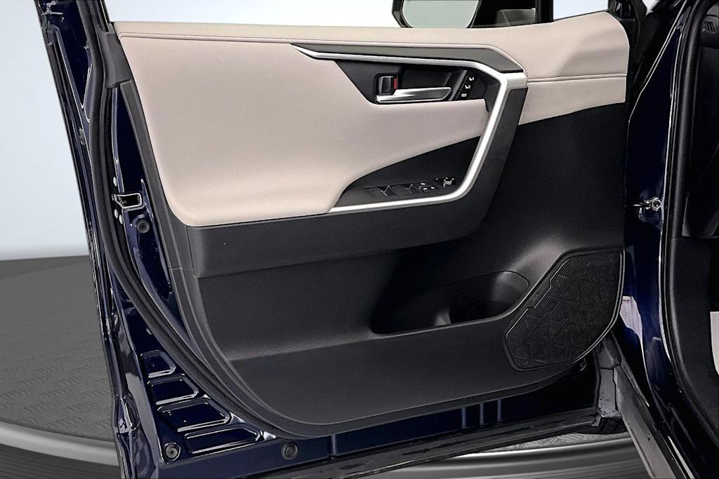 Thumbnail: 2021 Toyota RAV4 - 24