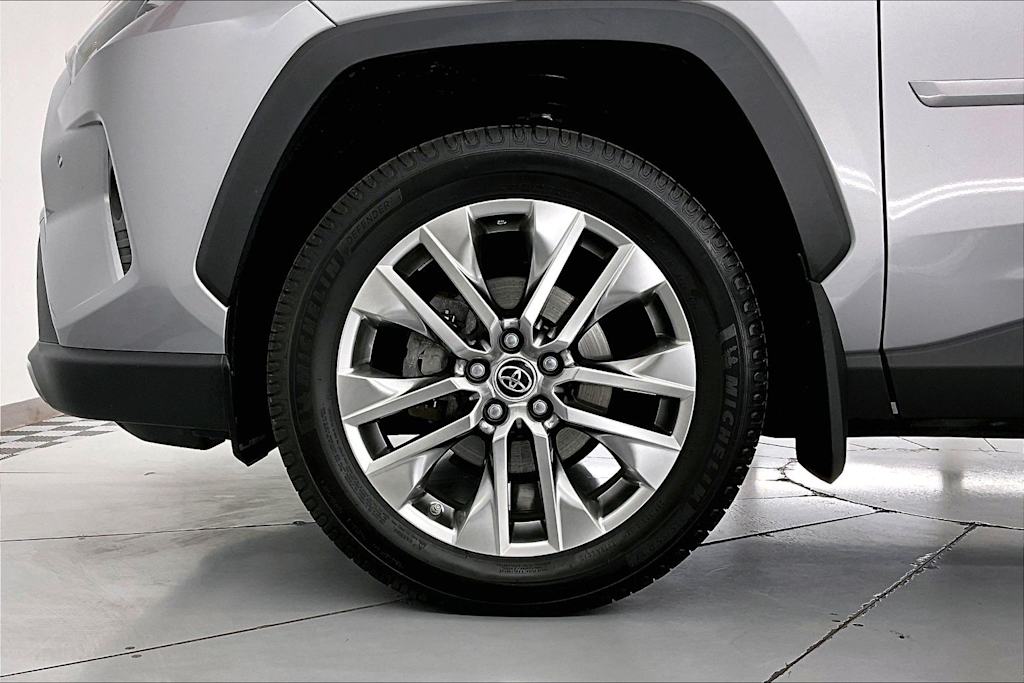 Thumbnail: 2019 Toyota RAV4 - 8