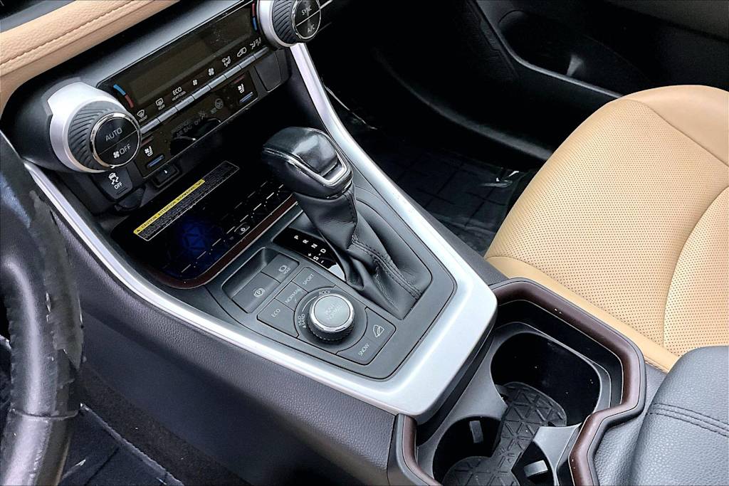 Thumbnail: 2021 Toyota RAV4 - 17