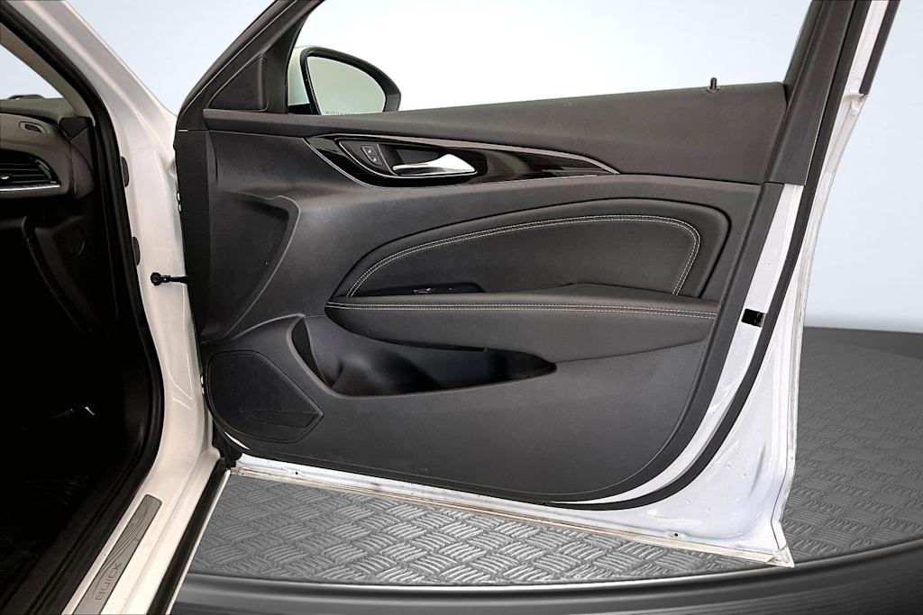 Thumbnail: 2018 Buick Regal - 25