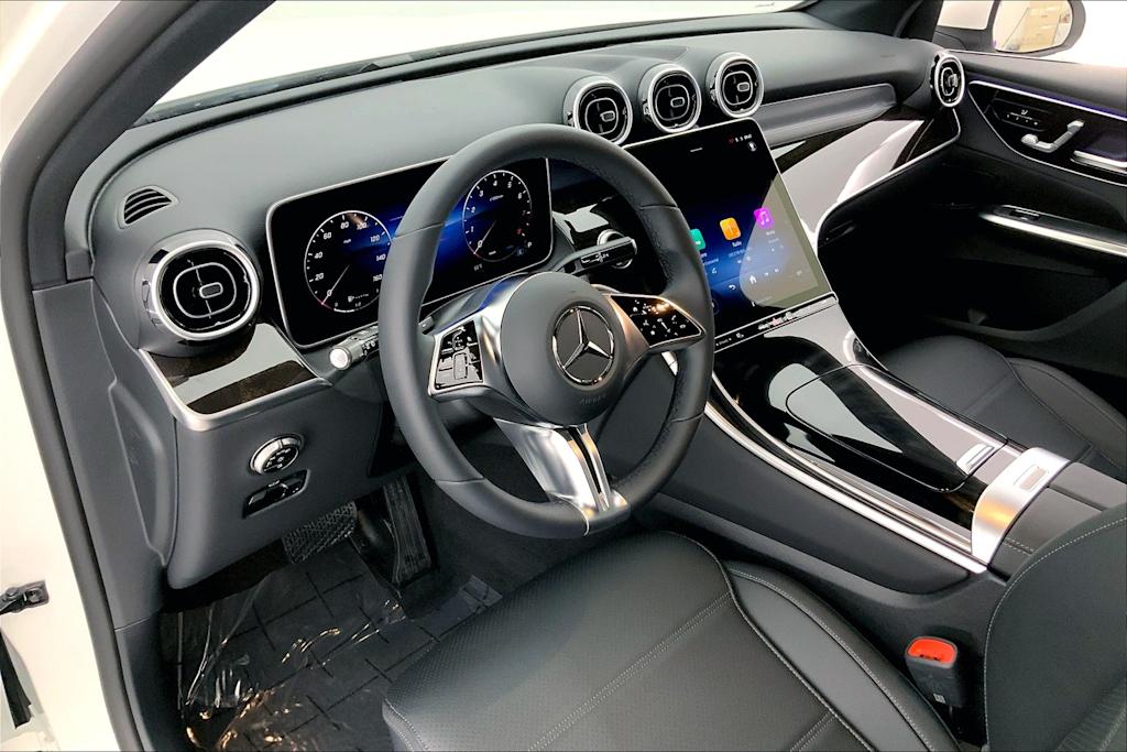 2025 Mercedes-Benz GLC 300 2