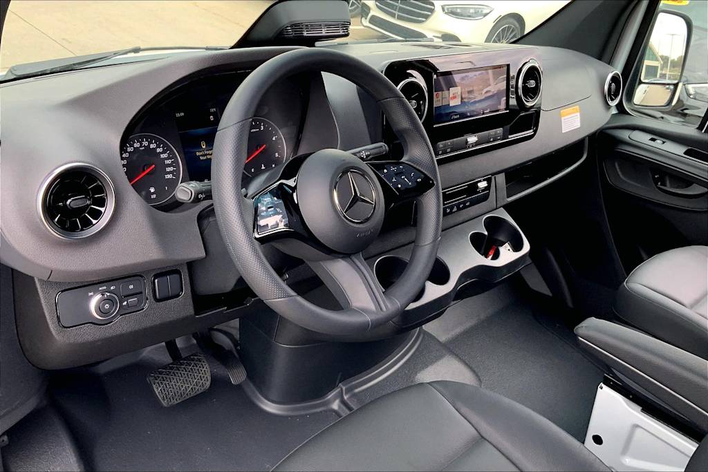 Thumbnail: 2025 Mercedes-Benz Sprinter - 10