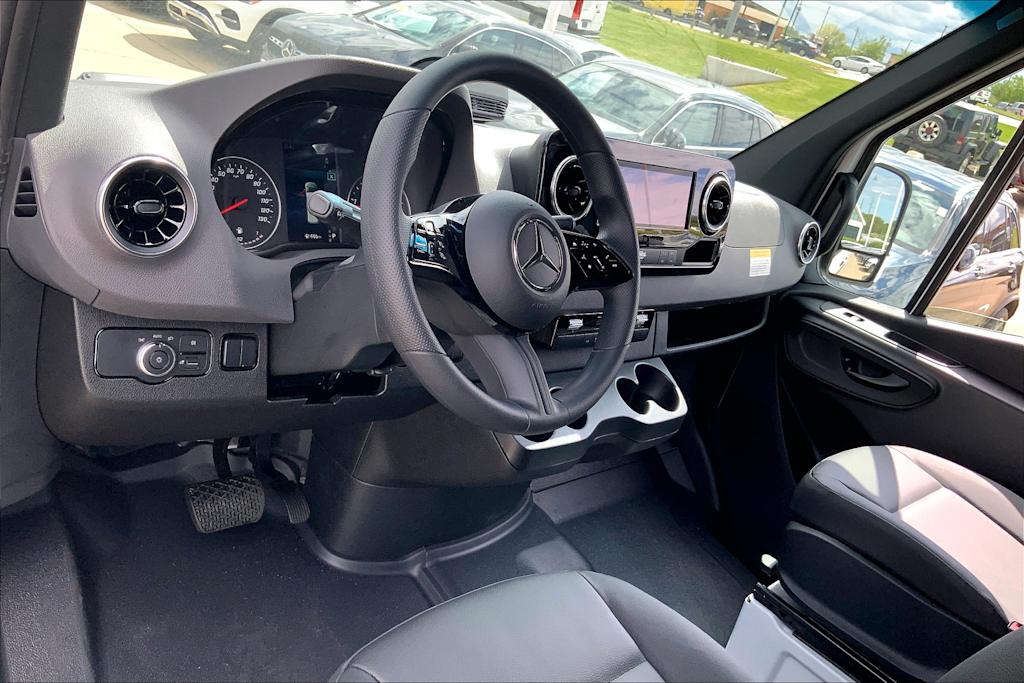 Thumbnail: 2025 Mercedes-Benz Sprinter - 10