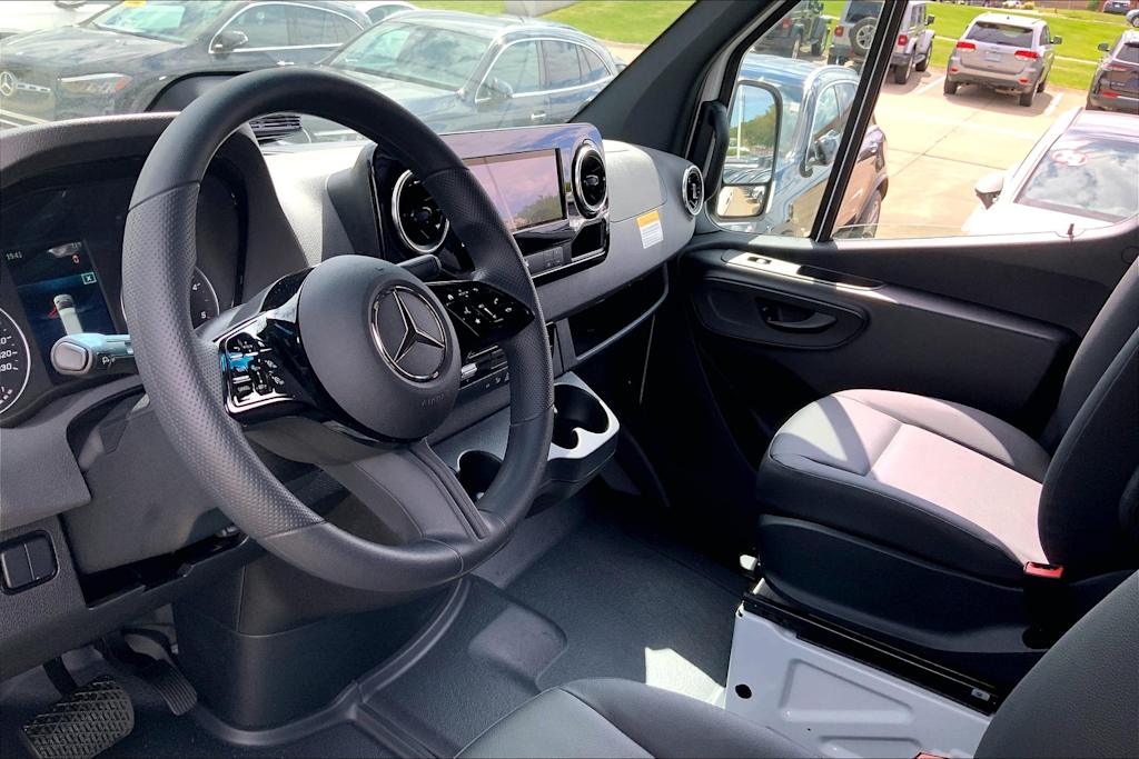 Thumbnail: 2025 Mercedes-Benz Sprinter - 13