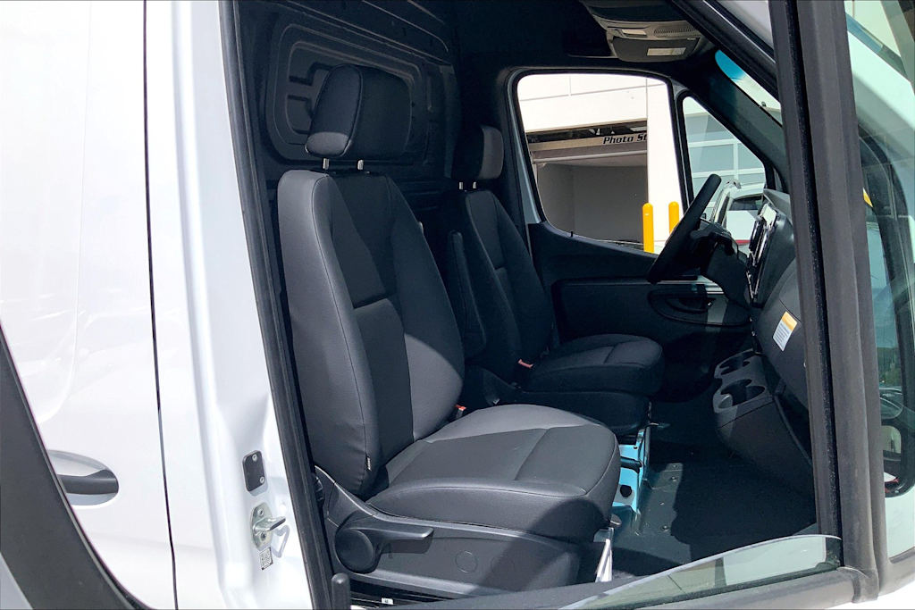 Thumbnail: 2025 Mercedes-Benz Sprinter - 11