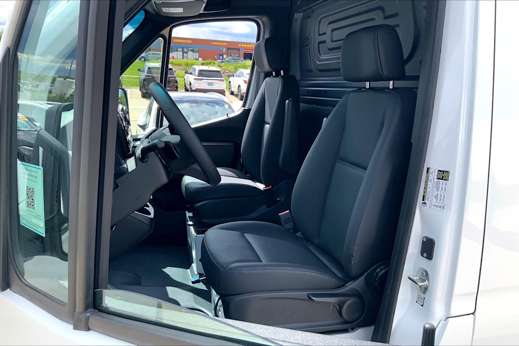 Thumbnail: 2025 Mercedes-Benz Sprinter - 12