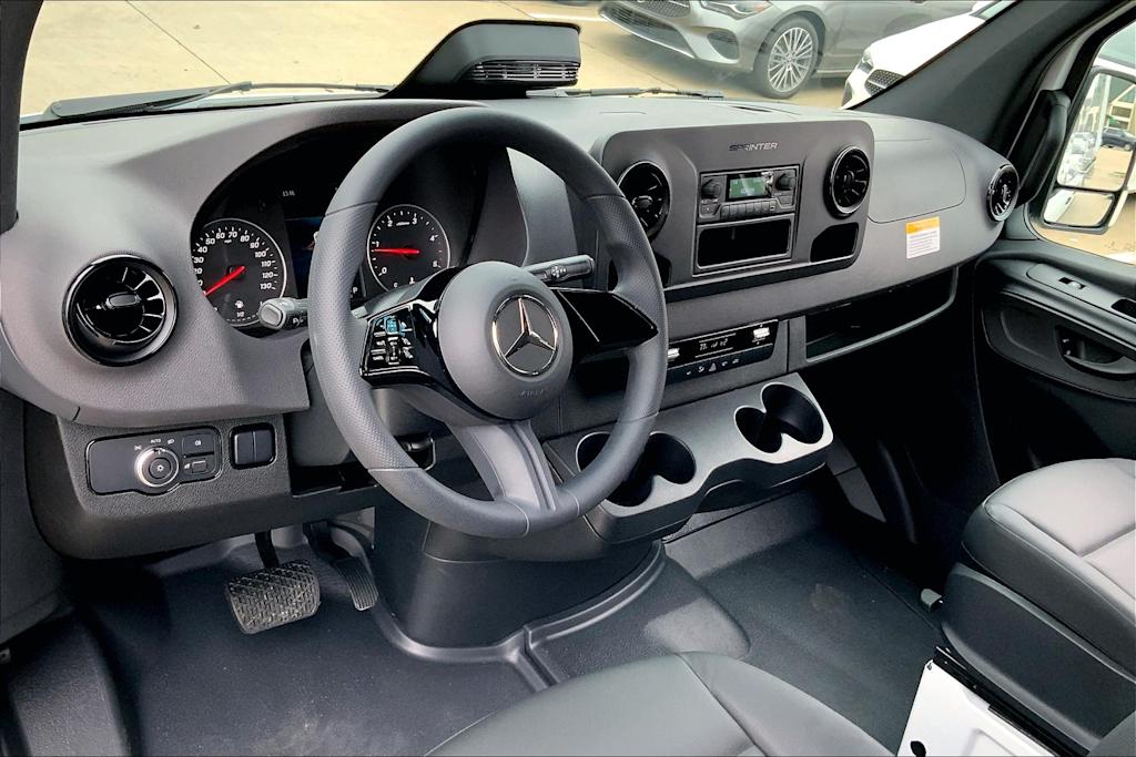 Thumbnail: 2025 Mercedes-Benz Sprinter - 12