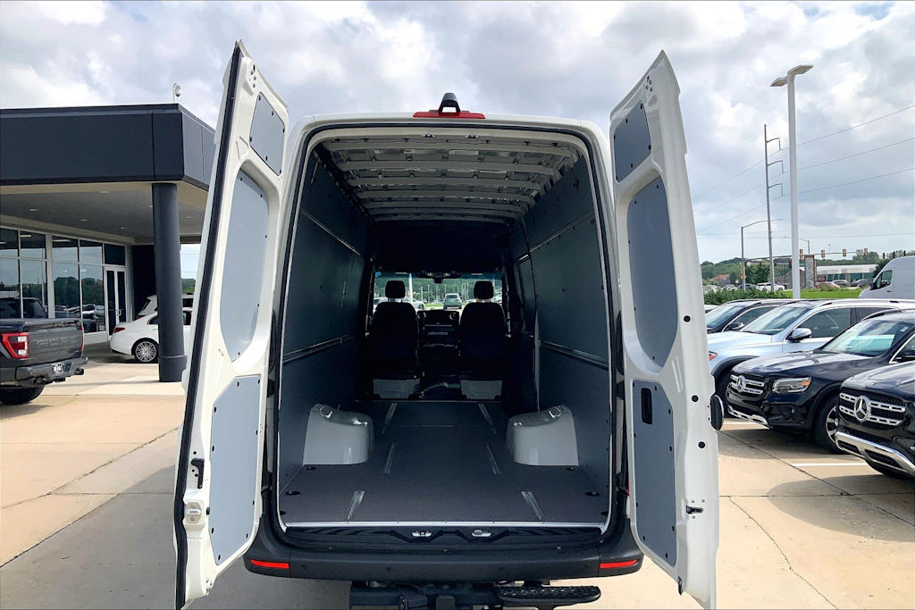 Thumbnail: 2025 Mercedes-Benz Sprinter - 19