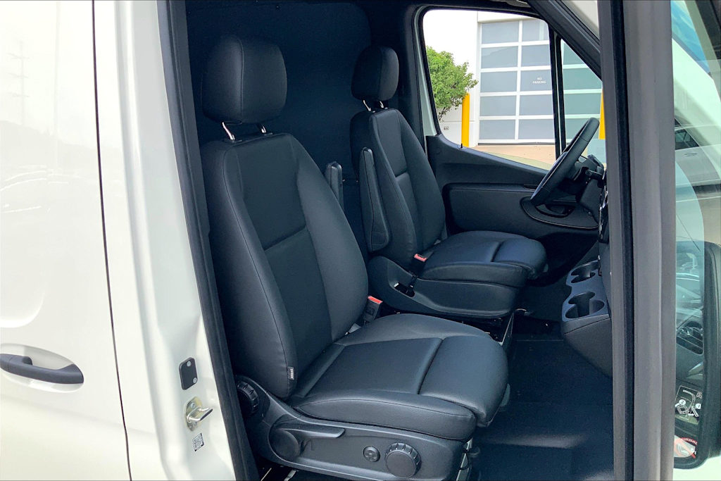 Thumbnail: 2025 Mercedes-Benz Sprinter - 10