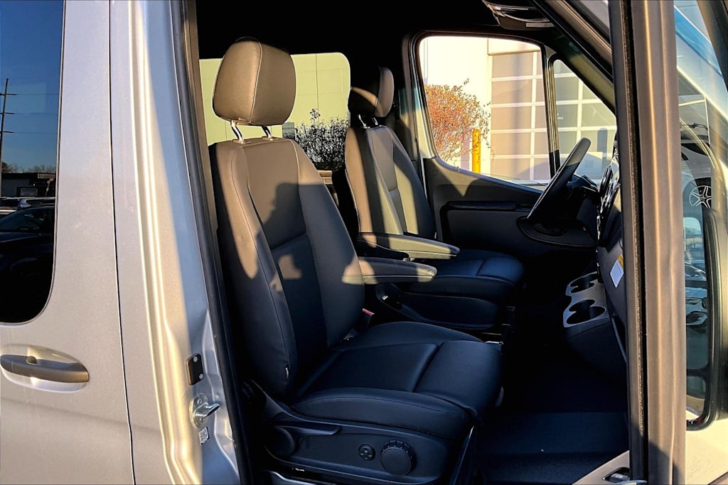 Thumbnail: 2025 Mercedes-Benz Sprinter - 11