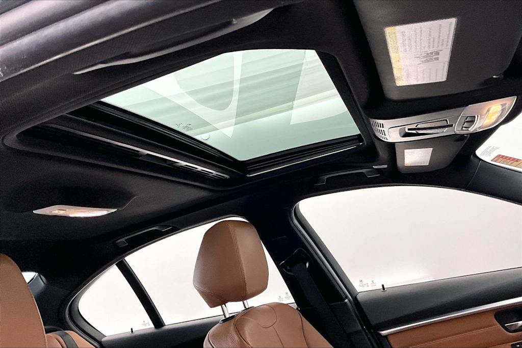 Thumbnail: 2016 BMW 3 Series - 23