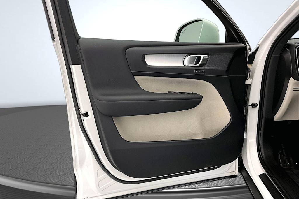 Thumbnail: 2020 Volvo XC40 - 24