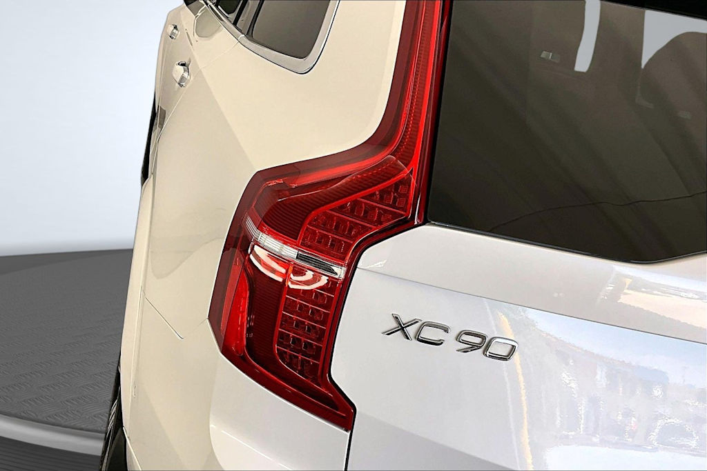 Thumbnail: 2022 Volvo XC90 - 25