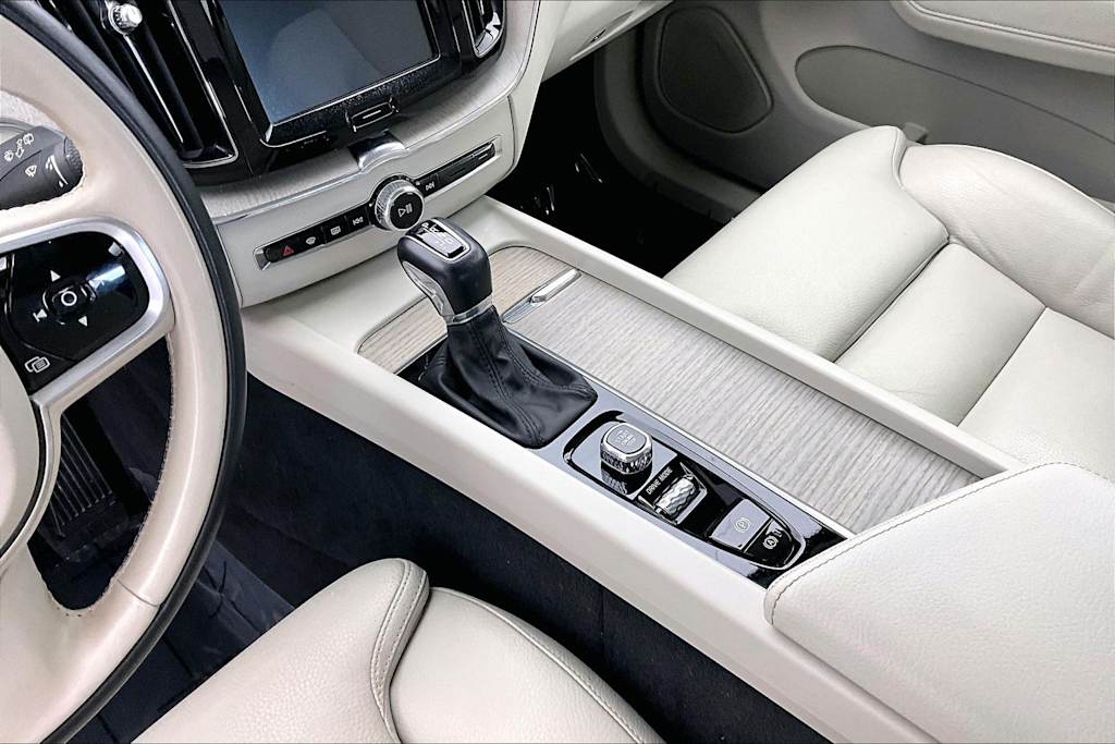 Thumbnail: 2019 Volvo XC60 - 16