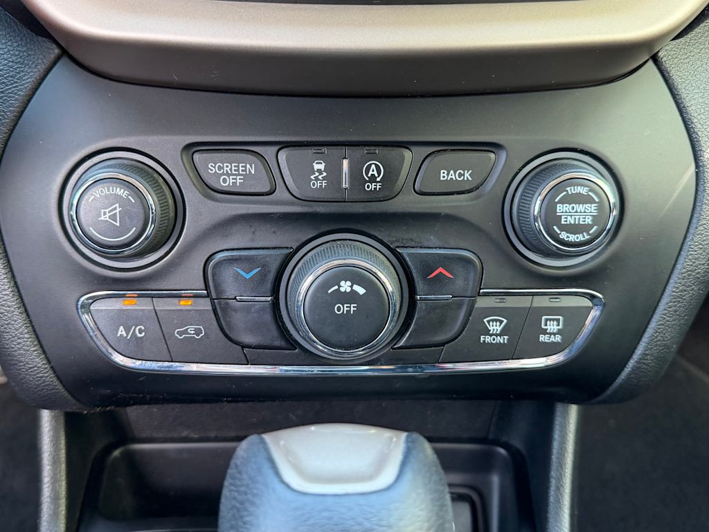 Thumbnail: 2017 Jeep Cherokee - 22