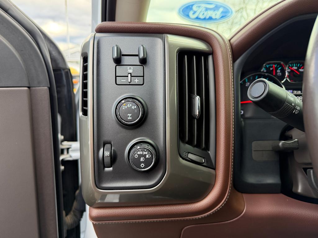 Thumbnail: 2019 Chevrolet Silverado 3500 - 21