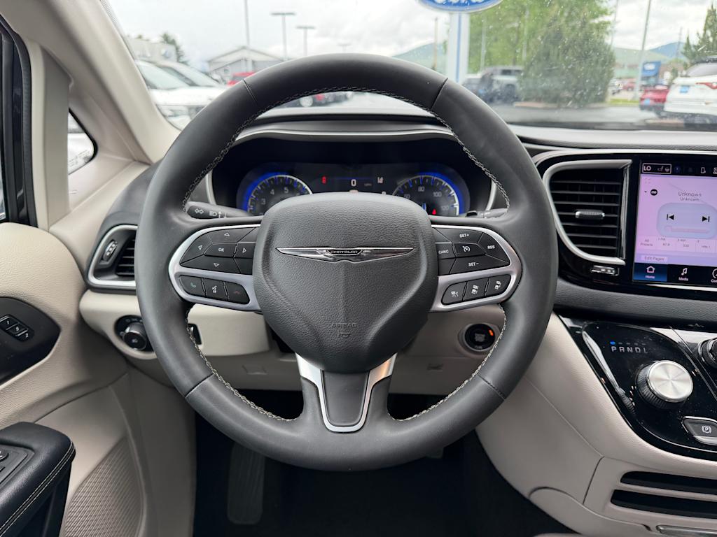 Thumbnail: 2023 Chrysler Pacifica - 6