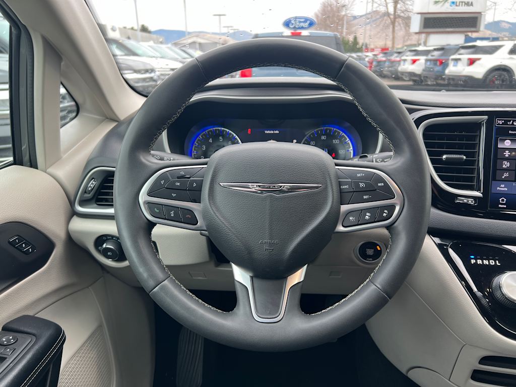 2022 Chrysler Pacifica Touring L 6