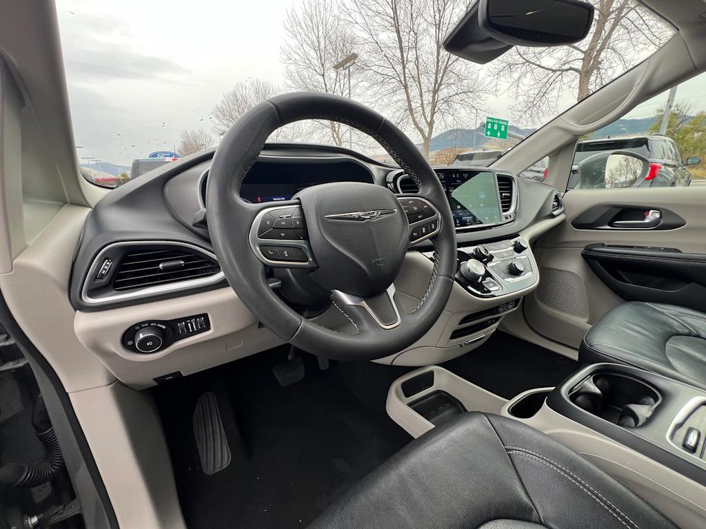 2022 Chrysler Pacifica Touring L 2