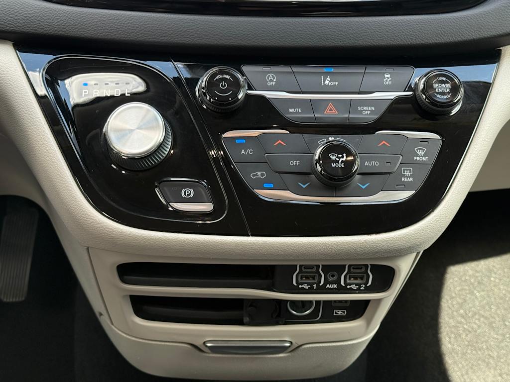 Thumbnail: 2022 Chrysler Pacifica - 22