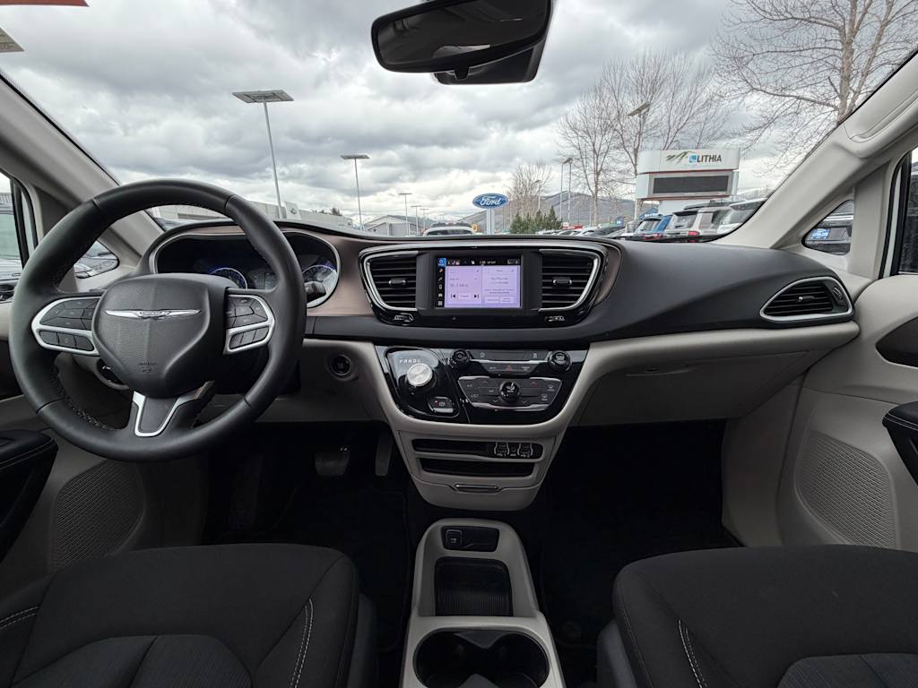 Thumbnail: 2023 Chrysler Voyager - 9