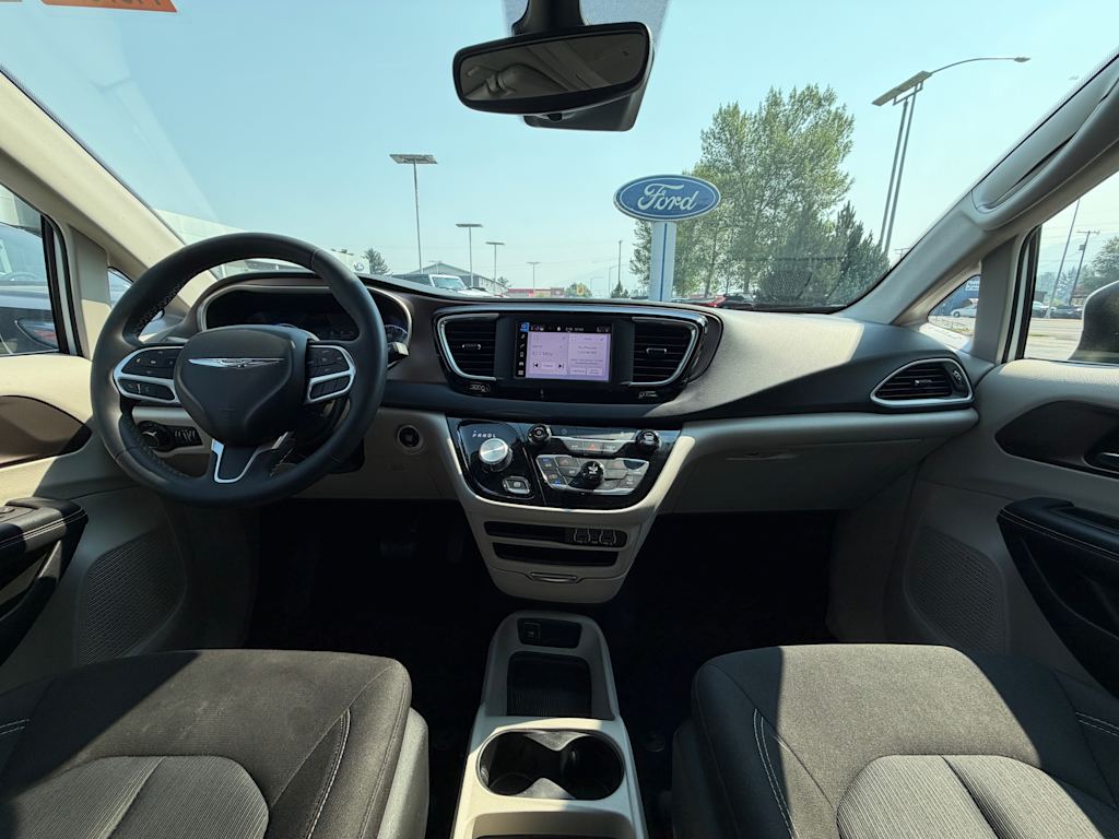 Thumbnail: 2023 Chrysler Voyager - 9