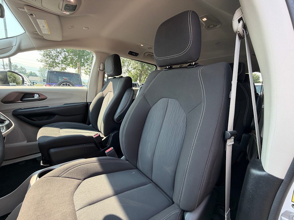 Thumbnail: 2023 Chrysler Voyager - 7