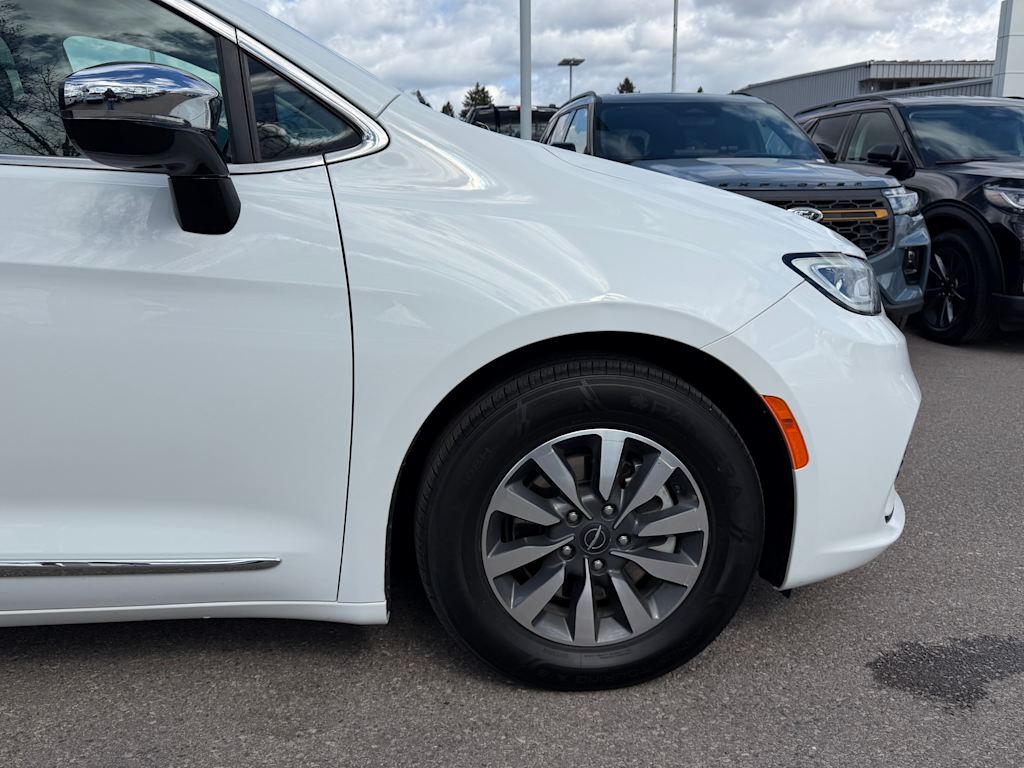 Thumbnail: 2023 Chrysler Pacifica - 5