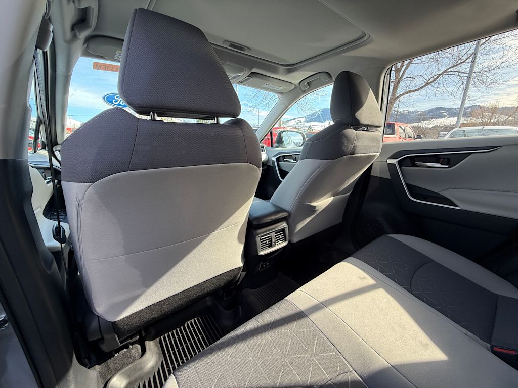 2019 Toyota RAV4 XLE 27