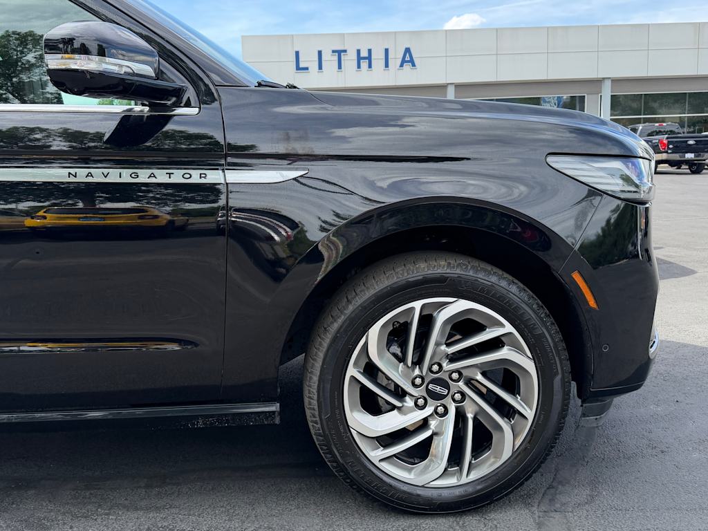 Thumbnail: 2025 Lincoln Navigator - 6