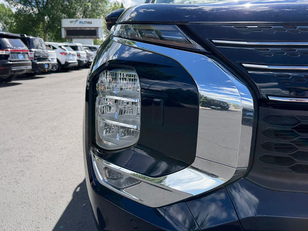 Thumbnail: 2023 Mitsubishi Outlander - 6