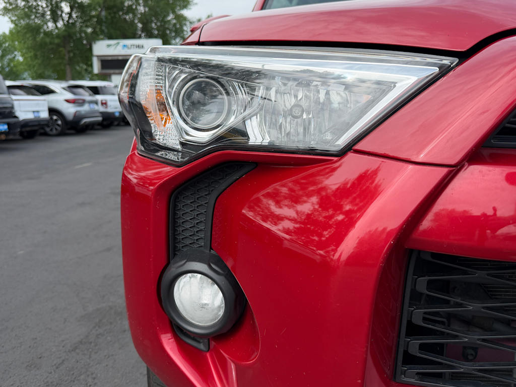 Thumbnail: 2019 Toyota 4Runner - 18