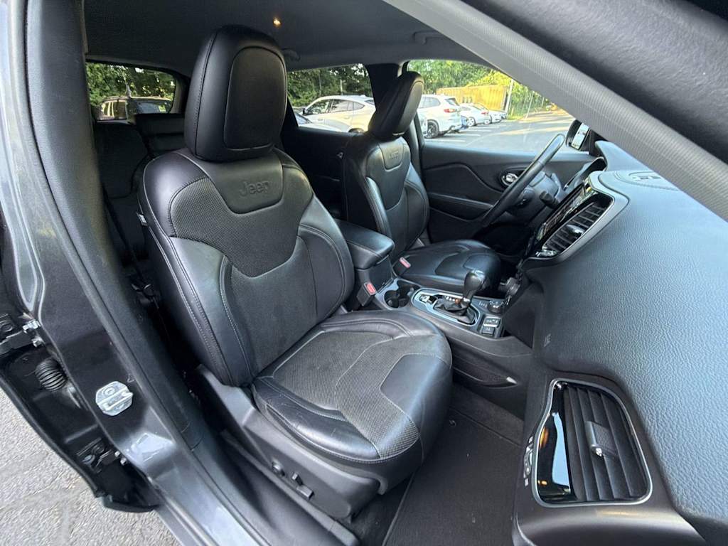 Thumbnail: 2019 Jeep Cherokee - 11