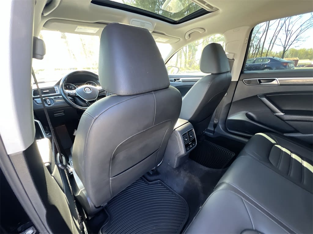 2018 Volkswagen Passat SEL 13