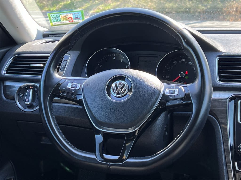 2018 Volkswagen Passat SEL 10