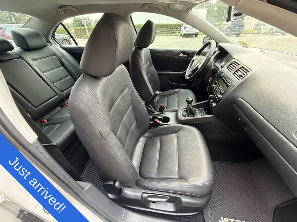 Thumbnail: 2011 Volkswagen Jetta - 12