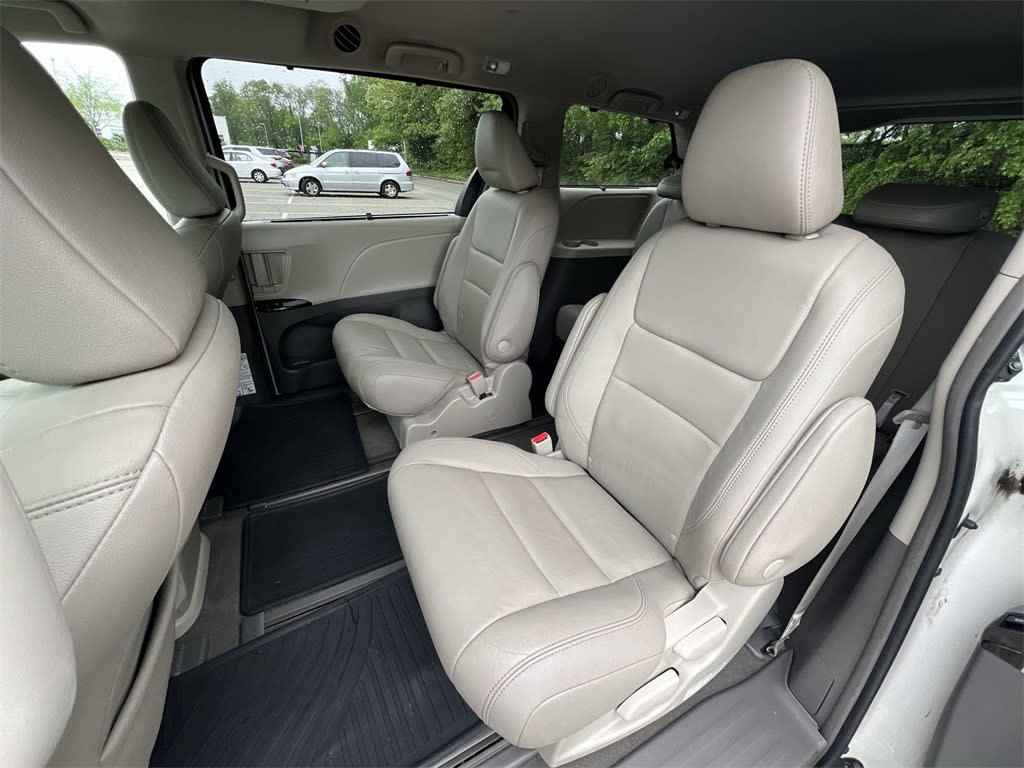 2019 Toyota Sienna XLE Premium 28