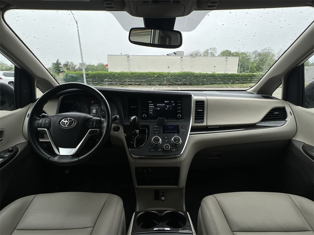 2019 Toyota Sienna XLE Premium 2