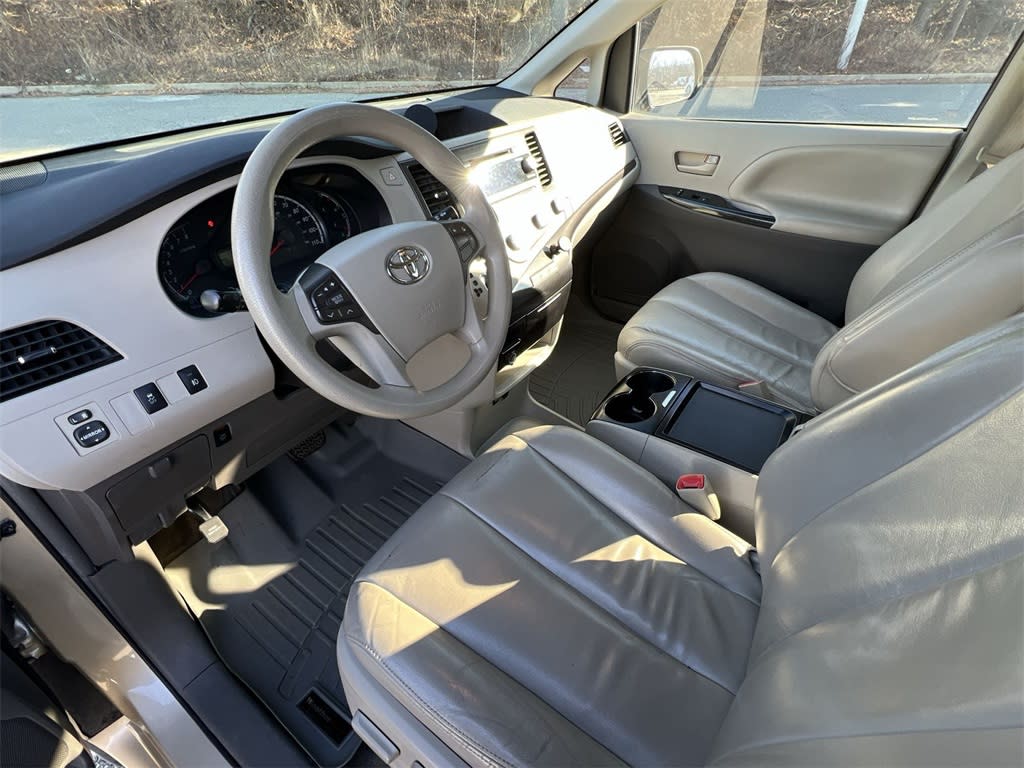 2011 Toyota Sienna LE 11