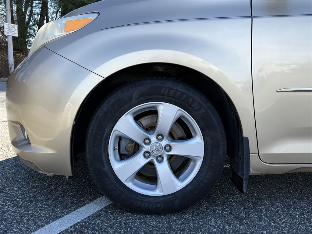 2011 Toyota Sienna LE 8