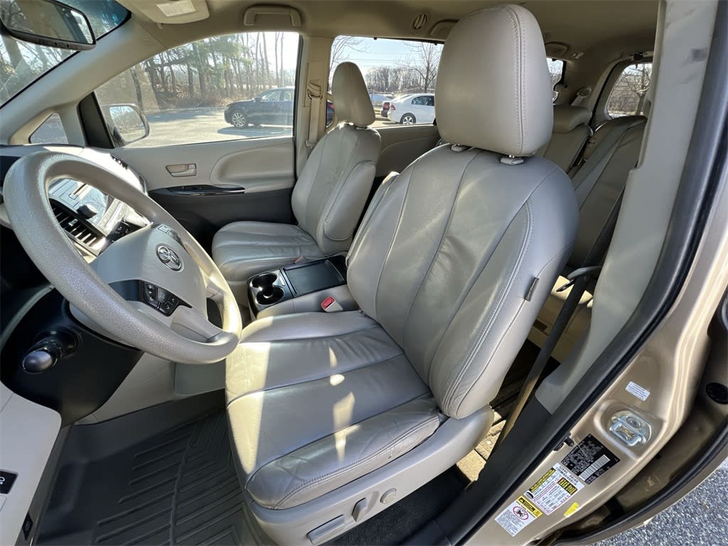 2011 Toyota Sienna LE 12