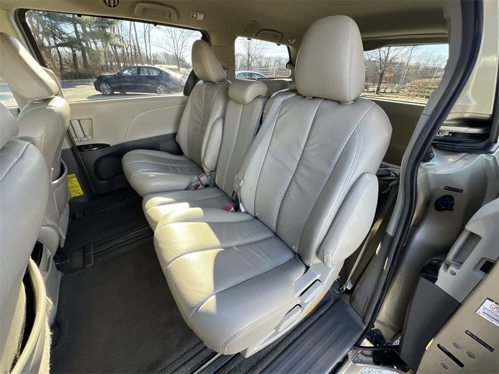 2011 Toyota Sienna LE 28