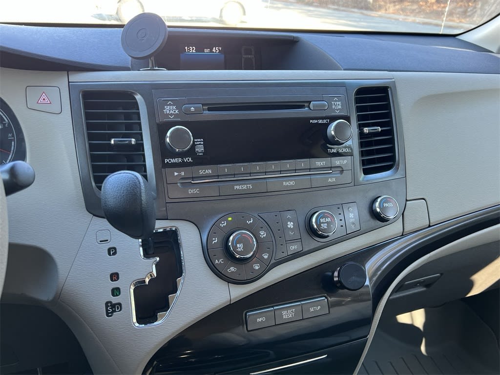 2011 Toyota Sienna LE 14