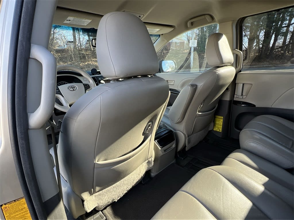 2011 Toyota Sienna LE 13