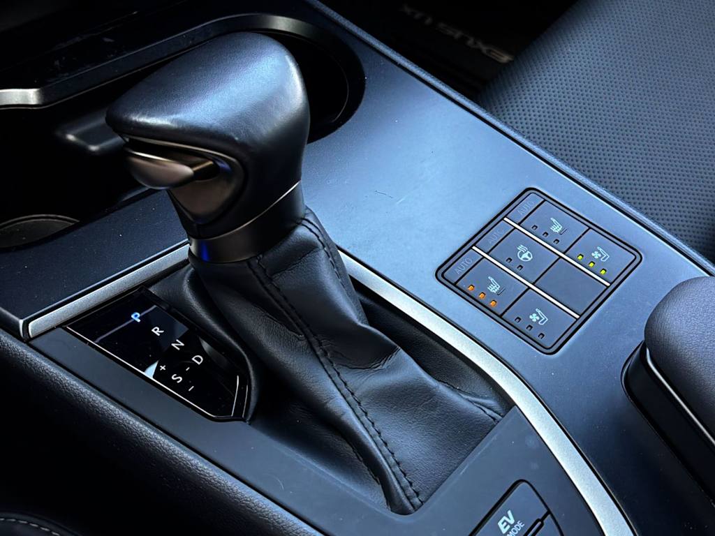 Thumbnail: 2024 Lexus UX - 16